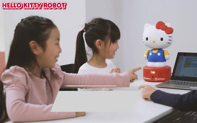 ‘헬로키티 로봇’이 초등학교에서 학생들의 학습을 돕고 있다. [산리오 유튜브]