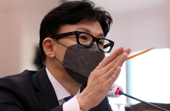 한동훈 법무부 장관 후보자가 9일 오후 서울 여의도 국회에서 열린 인사청문회에서 의원들의 질의에 답하고 있다. 뉴시스