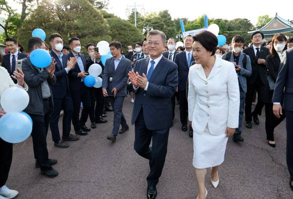 마지막 퇴근하는 문재인 대통령 - 문재인 대통령과 김정숙 여사가 9일 오후 청와대 직원들의 배웅을 받으며 본관을 나서고 있다. 2022.5.9 연합뉴스