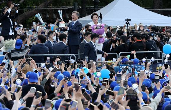 시민들에게 케이크 받은 문 대통령 - 문재인 대통령이 9일 오후 청와대 앞 분수대에서 퇴근길 마중 나온 시민들에게 케이크를 받은 뒤 인사하고 있다. 2022.5.9 연합뉴스