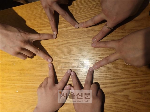 황보현씨와 두 아들 김윤일·승빈군이 지난 8일 경기 부천의 한 카페에서 각자 양손으로 ‘V’자 표시를 한 뒤 별 모양을 만들어 보이고 있다.