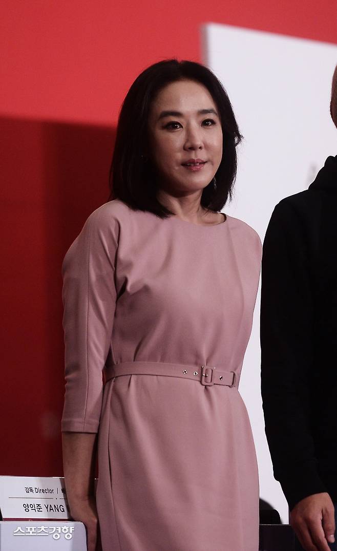 강수연은 최근 넷플릭스 드라마 ‘정이’ 촬영을 마치고 오랜 공백기를 마칠 예정이었으나 안타깝게 사망했다. 이선명 기자 57km@kyunghyang.com