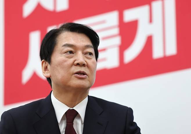 연합뉴스와 인터뷰하는 안철수 대통령직인수위원장 
    (서울=연합뉴스) 이정훈 기자 = 국민의힘 소속 안철수 대통령직인수위원장이 서울 여의도 국회에서 연합뉴스와 인터뷰하고 있다. 2022.5.9
    uwg806@yna.co.kr
(끝)