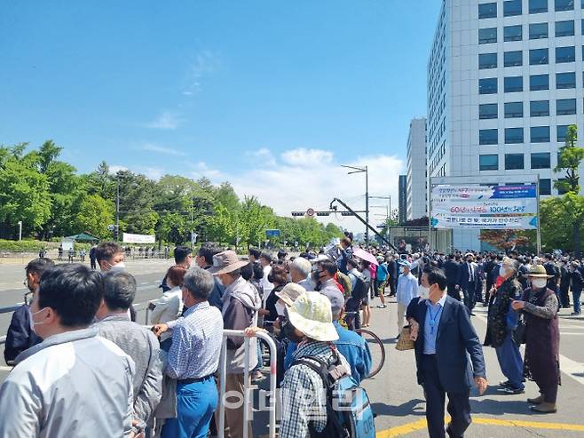 10일 오전 서울 여의도 국회 앞에서 시민들이 초청장을 받지 못해 윤석열 대통령 취임식을 멀리서 바라보고 있다.(사진=김형환 기자)