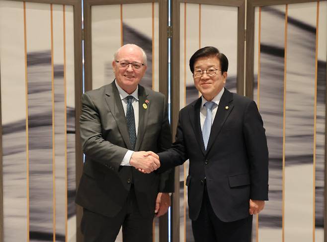 박병석(오른쪽) 국회의장이 10일 오후 페어몬트 앰배서더 서울에서 조지 퓨리 캐나다 상원의장을 만나 악수를 나누고 있다. (사진=국회의장실 제공)