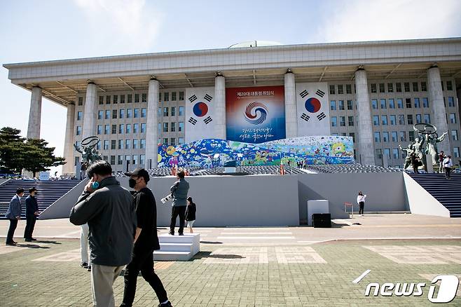 대통령 취임식을 하루 앞둔 9일 서울 여의도 국회 본관 앞에서 행사 관계자들이 막바지 작업을 하고있다. (공동취재) 2022.5.9/뉴스1 © News1 유승관 기자