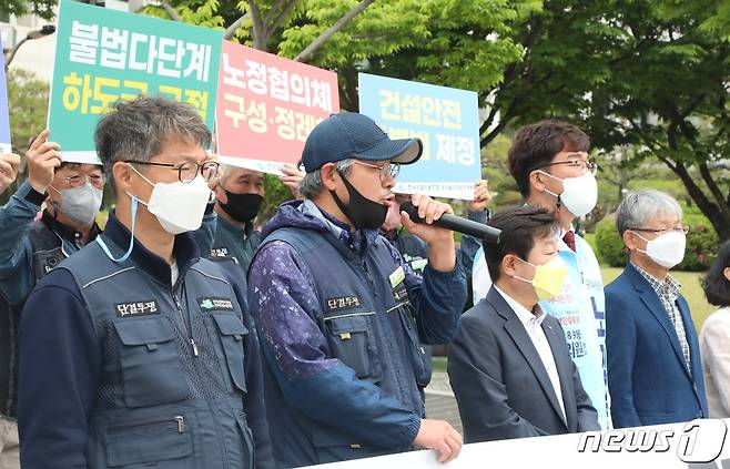 석현수 민주노총 전국건설노동조합 부울경지역본부장이 10일 오전 부산시청 광장에서 제8회 전국동시지방선거 부산지역 후보들에게 건설노조 정책요구안을 발표하고 있다.2022.5.10/© 뉴스1 노경민 기자