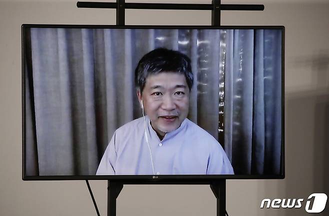 고레에다 히로카즈 감독이 10일 오전 서울 용산구 CGV용산아이파크몰에서 열린 영화 '브로커' 제작보고회에 참석해 영상으로 인사를 전하고 있다. '브로커'는 베이비 박스를 둘러싸고 관계를 맺게 된 이들의 예기치 못한 특별한 여정을 그린 작품이다. 2022.5.10/뉴스1 © News1 권현진 기자