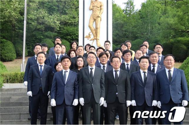 배국환 등 민주당 성남시 후보자들이 10일 오전 현충탑을 합동 참배하고 있다.(배 후보측 제공) © News1