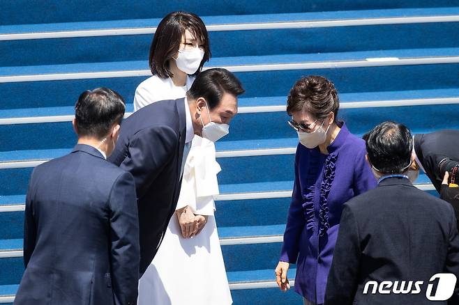 윤석열 대통령과 부인 김건희 여사가 10일 서울 여의도 국회의사당 앞 잔디마당에서 열린 제20대 대통령 취임식을 마친 뒤 박근혜 전 대통령을 배웅하고 있다. 2022.5.10/뉴스1 © News1 국회사진취재단
