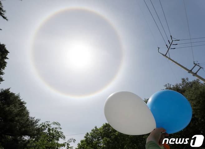 문재인 전 대통령 내외 귀향일인 10일 경남 양산 하북면 문 전 대통령 사저 근처 상공에 햇무리가 떠있다. 2022.5.10/뉴스1 © News1 김영훈 기자