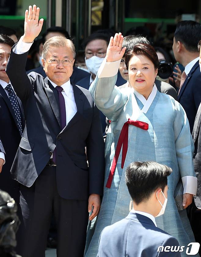 5년간의 임기를 마친 문재인 전 대통령이 김정숙 여사와 함께 10일 경남 양산 사저로 출발하기에 앞서 서울역 광장에서 배웅 나온 시민들을 향해 인사하고 있다. 2022.5.10/뉴스1 © News1 이광호 기자