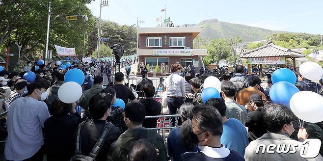 문재인 전 대통령 내외 귀향일인 10일 경남 양산 하북면 평산마을회관 앞에 문 전 대통령의 귀향을 축하하는 인파가 모여 있다. 2022.5.10/뉴스1 © News1 김영훈 기자