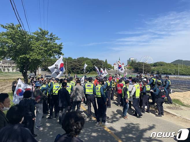 (양산=뉴스1) 강정태 기자 = 문재인 전 대통령 내외 귀향일인 10일 문 전 대통령 사저가 있는 경남 양산 하북면 평산마을로 들어가는 도로에서 보수단체회원과 경찰이 실랑이를 벌이고 있다. 2022.5.10/뉴스1 © News1 강정태 기자