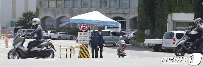 지난 4월28일 오전 현대중공업 울산 본사 앞에서 근로자들이 오토바이를 타고 이동하고 있다. 현대중공업 노조는 2021년 임금협상 난항을 이유로 이날 오전 8시부터 전면 파업에 돌입했다.  2022.4.28/뉴스1 © News1 조민주 기자