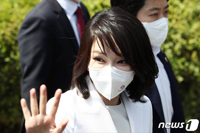 윤석열 대통령의 부인 김건희 여사가 10일 오전 서울 여의도 국회에서 열린 제20대 대통령 취임식에 참석하며 참석자들을 향해 손을 들어 인사를 하고 있다. 2022.5.10/뉴스1 © News1 국회사진취재단