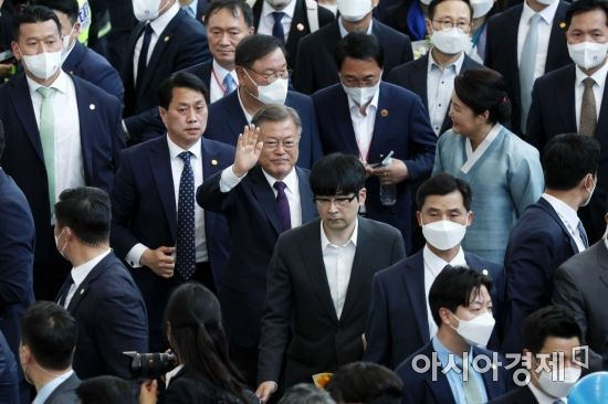 5년의 임기를 마친 문재인 전 대통령과 부인 김정숙 여사가 10일 서울역에서 경남 양산시 하북면 지산리 평산마을에 있는 사저로 향하는 열차를 타기 위해 이동하고 있다. /문호남 기자 munonam@