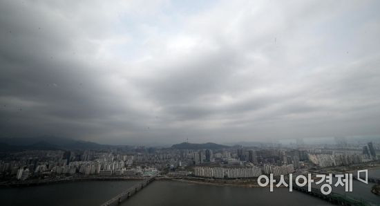 18일 서울 영등포구 여의도 63전망대에서 바라본 하늘에 구름이 잔뜩 끼어 있다. 기상청은 전국이 흐린 가운데 인천을 포함한 경기 서해안에는 빗방울이 떨어지는 곳이 있다고 발표했다./김현민 기자 kimhyun81@