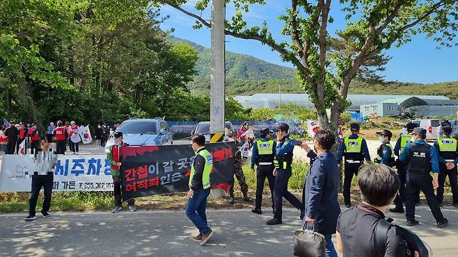 10일 경남 양산시 하북면 평산마을 인근에서 문재인 전 대통령 낙향을 반대하는 사람들이 집회를 열고 있다. /양산=김준호 기자