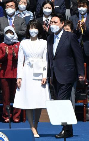 윤석열 제20대 대통령과 김건희 여사가 10일 오전 서울 여의도 국회에서 열린 취임식에서 인사할 준비를 하고 있다.<연합뉴스>