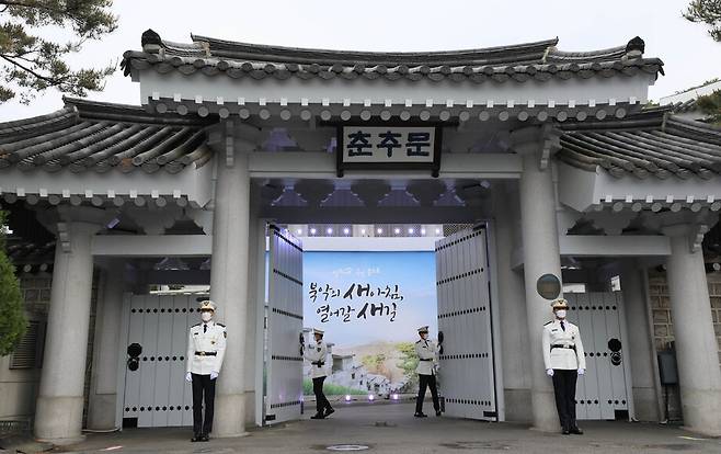 10일 오전 청와대 춘추관의 춘추문이 열리고 있다. 김정효 기자