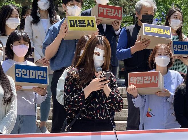 7년차 방송작가 ㄱ씨가 ‘빗물 숭숭 70년 낡은 근로기준법 재건축 선포식’에서 발언하고 있다. 정인선 기자