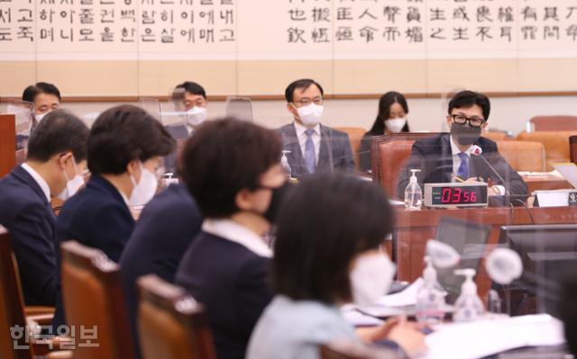 한동훈 법무부 장관 후보자가 9일 국회에서 열린 인사청문회에서 의원들의 질의에 답하고 있다. 공동취재사진