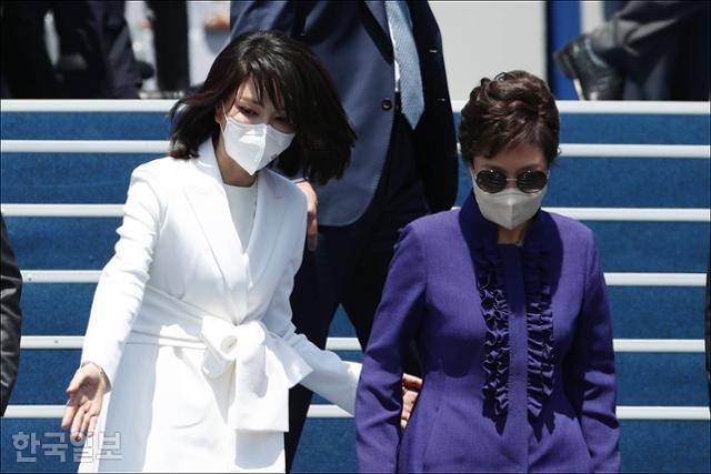 윤석열 대통령의 부인 김건희 여사가 10일 오전 국회에서 열린 제20대 대통령 취임식을 마친 후 박근혜 전 대통령을 환송하고 있다. 오대근 기자