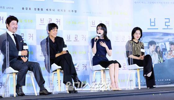 배우 이지은이 10일 오전 서울 용산구 CGV용산아이파크몰에서 열린 영화 '브로커' 제작보고회에서 기자들의 질문에 답하고 있다. '브로커'(감독 고레에다 히로카즈)는 베이비 박스를 둘러싸고 관계를 맺게 된 이들의 예기치 못한 특별한 여정을 그린 영화로 송강호, 강동원, 이지은, 이주영, 배두나 등이 열연했다. 6월 8일 개봉. 김진경 기자 kim.jinkyung@joongang.co,kr/2022.05.10/