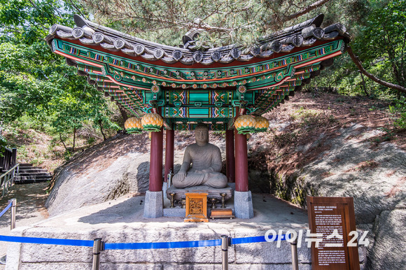 제20대 윤석열 대통령의 취임식일인 10일 오후 서울 종로구 청와대 경내 문화유산인 석조여래좌상의 모습. [사진=인수위사진기자단]