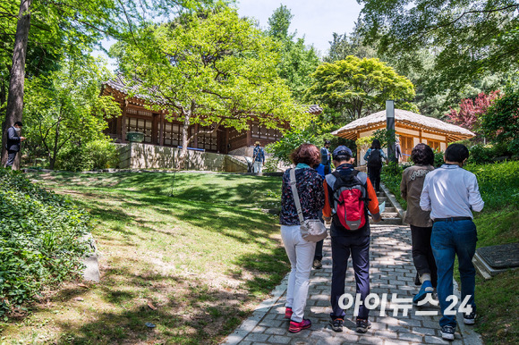 제20대 윤석열 대통령의 취임식일인 10일 오후 서울 종로구 청와대 경내 문화유산인 침류각 모습. [사진=인수위사진기자단]