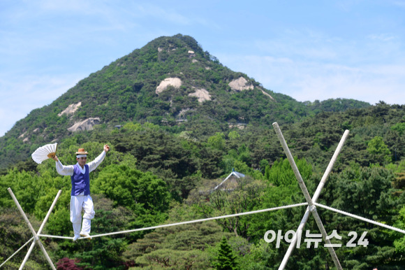 윤석열 정부 출범에 맞춰 청와대 국민 개방 기념행사가 열린 10일 서울 종로구 청와대 춘추관 앞에서 권연태 명인이 전통 줄타기 공연을 하고 있다. [사진=인수위사진기자단]