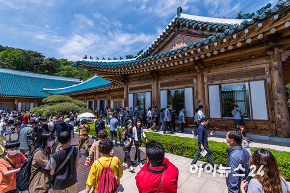 제20대 윤석열 대통령의 취임식일인 10일 오전 서울 종로구 청와대 개방 행사에 참가한 시민들이 청와대 관저를 둘러보고 있다. [사진=인수위사진기자단]