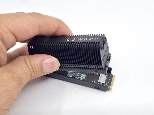 마이크로닉스 워프 실드 H를 M.2 SSD에 결합하는 모습
