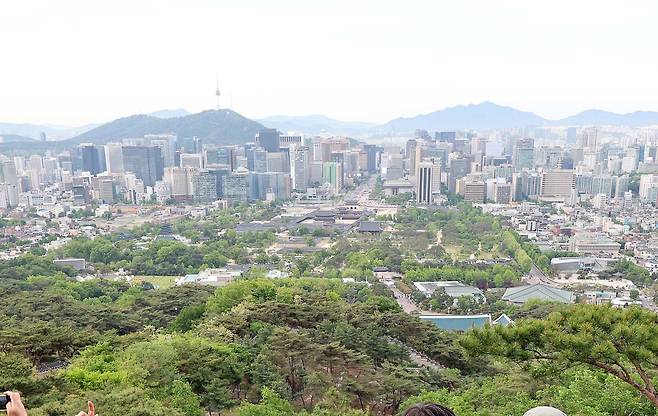 북악산 등산로 중간에 설치된 전망대에서 바라본 서울 도심. 경복궁과 광화문이 한눈에 보인다. 김상선 기자