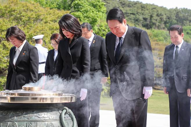 윤석열 대통령이 10일 서울 동작구 국립서울현충원 현충탑에 분향한 뒤 묵념하고 있다. 대통령실사진기자단