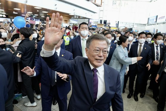 문재인 전 대통령이 김정숙 여사와 10일 경남 양산 사저로 출발하기에 앞서 서울역에서 지지자들을 향해 인사하고 있다. [사진 문재인 전 대통령 측 제공]