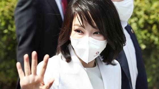 윤석열 대통령의 부인 김건희 여사가 10일 오전 서울 여의도 국회에서 열린 제20대 대통령 취임식에 참석하며 참석자들을 향해 손을 들어 인사를 하고 있다. 김성룡 기자