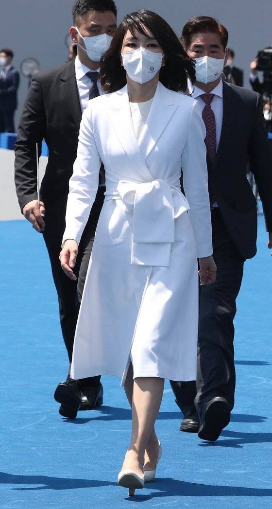 10일 서울 여의도 국회에서 열린 제20대 대통령 취임식에 위아래 구두까지 모두 하얀색 정장 차림으로 등장한 김건희 여사.대통령실 사진기자단