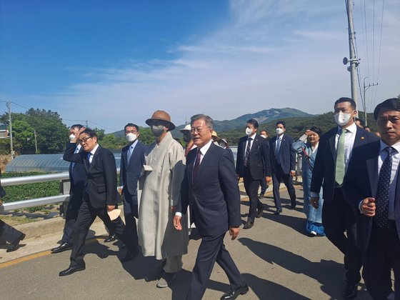 10일 평산마을에서 문재인 전 대통령이 사저를 향해 걸어가고 있다. 김민주 기자