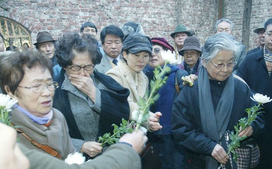 법원의 `인민혁명당 재건위원회(인혁당) 사건` 재심이 결정된 뒤 유족과 관계자들이 당시 서대문형무소 사형장을 찾아 헌화하며 오열하고 있다. 중앙포토