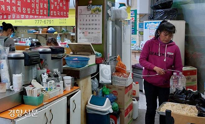 김하경씨가 농성장 앞 장군빌딩 지하 식당가에 있는 맛사랑식당에서 식사를 한 뒤 미리 준비한 생수통에 물을 받고 있다. 하경씨는 “매일 신세를 지는 것 같고, 미안하고 고마운 일”이라고 했다. 전현진 기자