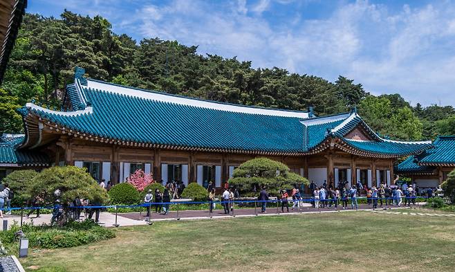 제20대 윤석열 대통령의 취임식일인 10일 오전 서울 종로구 청와대 개방 행사에 참가한 시민들이 청와대 관저를 둘러보고 있다. 2022.05.10. / 인수위사진기자단