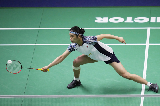 An Se-young returns a shot to Michelle Li of Canada during their women's singles qualifying match at Thomas & Uber Cup in Bangkok, Thailand, on Tuesday. An won the match 21-19, 21-13. [AP/YONHAP]
