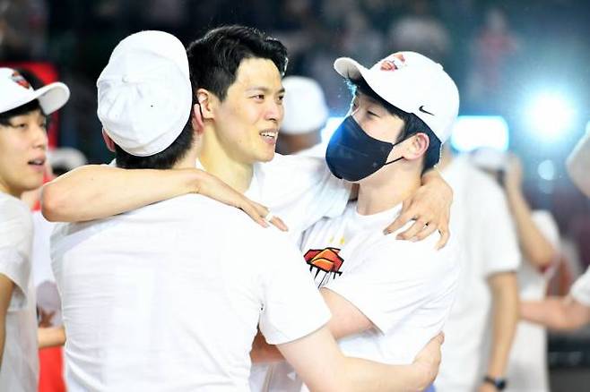 우승 직후 선수들과 포옹하는 SK의 주장 김선형.   한국프로농구연맹(KBL)