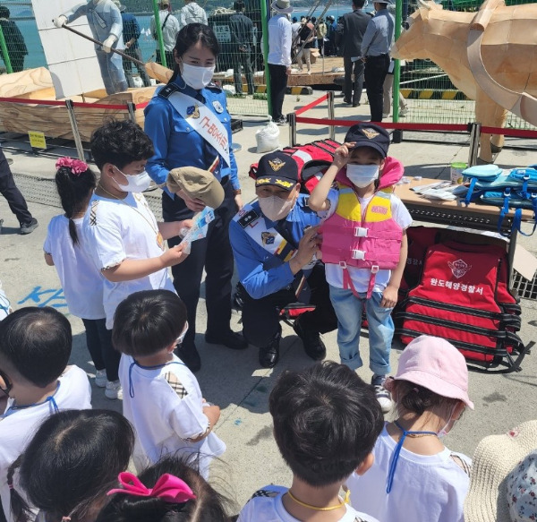 6일 전남 완도군 장보고수산물축제장 인근에서 실시한 구명조끼 입기 캠페인.