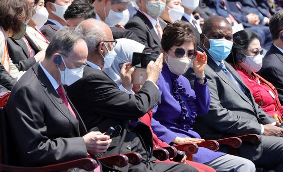 (서울=뉴스1) 오대일 기자 = 10일 오전 국회에서 열린 20대 대통령 취임식에서 박근혜 전 대통령이 눈이 부신 듯 도중에 선글라스를 끼고 있다. 왼쪽은 왕치산 중국 국가 부주석. (대통령실사진기자단) 2022.5.10/뉴스1