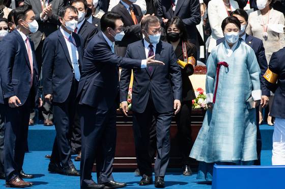 (서울=뉴스1) 국회사진취재단 = 윤석열 대통령이 10일 오전 서울 여의도 국회에서 열린 제20대 대통령 취임식에서 문재인 전 대통령 내외와 인사 후 환송하고 있다. 2022.5.10/뉴스1