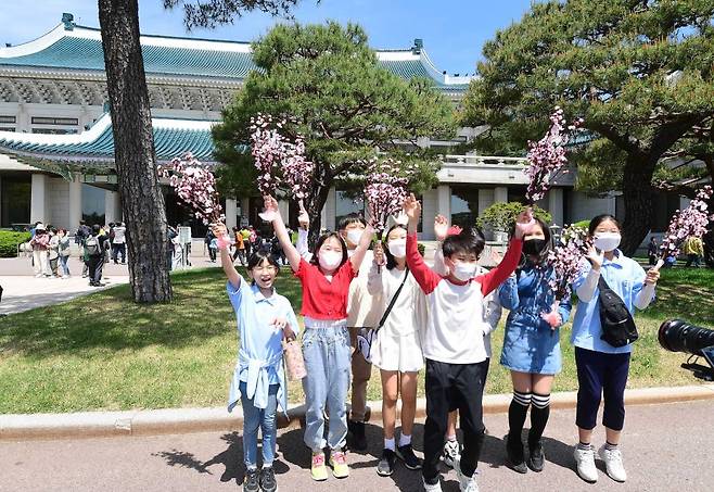 윤석열 정부 출범에 맞춰 청와대 국민 개방 기념행사가 열린 10일 서울 종로구 청와대 본관에서 국민대표 74인 중 어린이 관람객들이 기념촬영을 하고 있다. /사진=인수위사진기자단