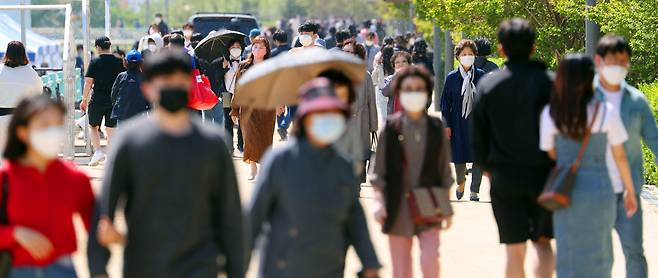 지난 1일 대구 수성못에서 시민들이 산책을 하며 휴일의 여유를 즐기고 있다. [연합]